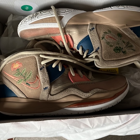 Great shoe comfortable great material like new 2022 Kyrie Infinity EP 'Floral - Picture 6 of 7